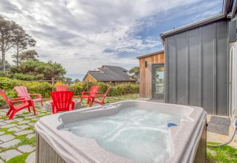 Holiday Beach House has Balcony rooms