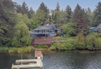 Laurel Haven has Balcony rooms