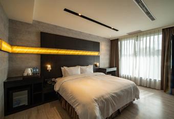 Fengjia Hotel Bell allows 18 year olds to book a room