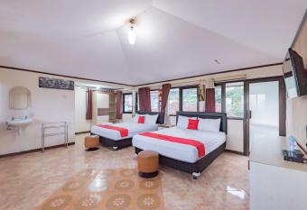 RedDoorz near Cikole Lembang has Balcony rooms