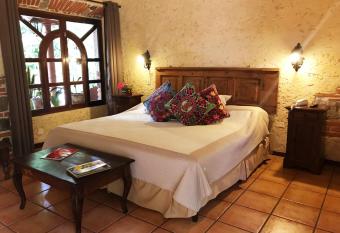 Hotel Real Plaza has rooms with a private hot tub