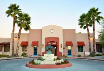 Lodge On The Desert has rooms with a private hot tub