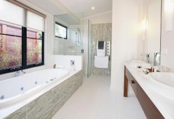 Spicers Tamarind Retreat has rooms with a private hot tub