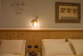 Hotel Amerikan allows 18 year olds to book a room