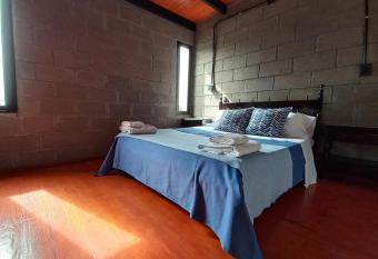 casa de fin de semana allows 18 year olds to book a room