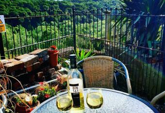 Gorgeview Cottage has Balcony rooms