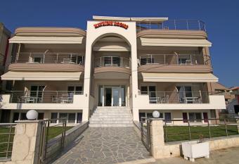 Mavridis Rooms 2 has Balcony rooms