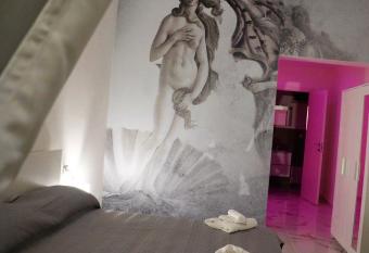 Amantea Monument has rooms with a private hot tub