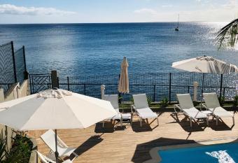 HOTEL PELICAN allows 18 year olds to book a room