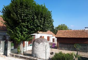 la long  re de l all  e du ch  teau de Cheverny allows 18 year olds to book a room