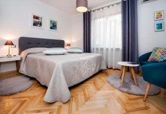 Studio Noah Parking Free allows 18 year olds to book a room