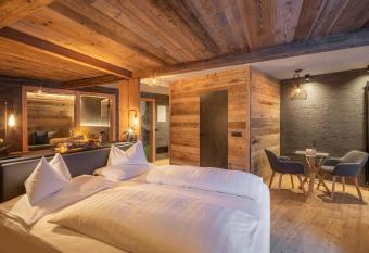 La Roccia Wellness Hotel has rooms with a private hot tub