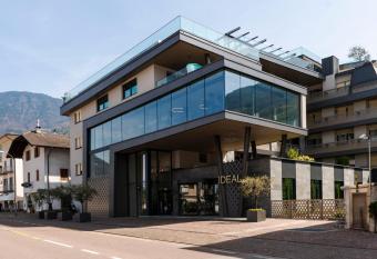 Hotel Ideal Park allows 18 year olds to book a room