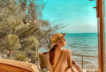 CHILL HOUSE by the beach allows 18 year olds to book a room