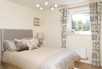 Apple House Guesthouse Heathrow Airport allows 18 year olds to book a room