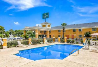Quality Inn near University of Mobile has Smoking rooms