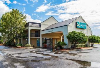 Quality Inn has rooms with a private hot tub