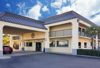 Quality Inn Mobile West Tillmans Corner has Smoking rooms