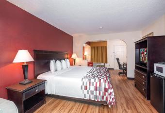 Red Roof Inn & Suites Oxford has rooms with a private hot tub
