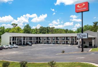 Econo Lodge Inn & Suites has Smoking rooms