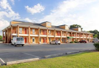 Quality Inn has Smoking rooms