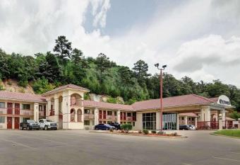 Quality Inn Conway - Greenbrier has Smoking rooms