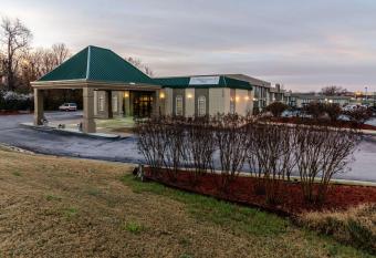 Quality Inn Harrison North has Smoking rooms