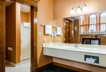 Quality Inn Eureka Springs South has rooms with a private hot tub