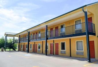 Econo Lodge Jonesboro has Smoking rooms