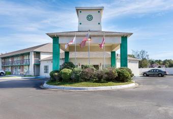 Econo Lodge has Smoking rooms