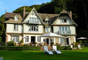 Le Manoir des Impressionnistes allows 18 year olds to book a room