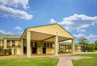 Quality Inn & Conference Center has Smoking rooms