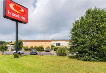 Econo Lodge Jacksonville near Little Rock Air Force Base has Smoking rooms
