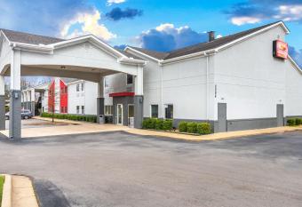 Econo Lodge Inn & Suites Pritchard Road North Little Rock has rooms with a private hot tub