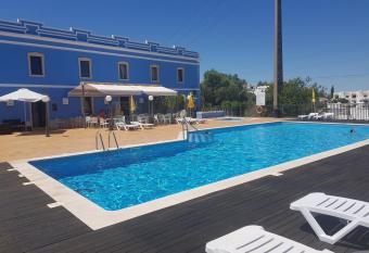 Chez Maria has rooms with a private hot tub