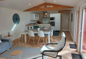 Maison Esprit Des Lois has Balcony rooms