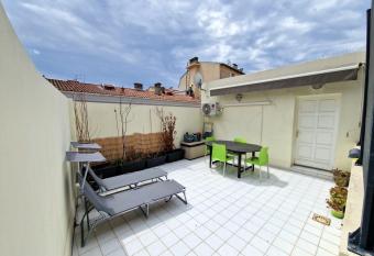 Plein centre Appartement climatis   et spacieux avec grande terrasse sur le toit    Nice has Balcony rooms
