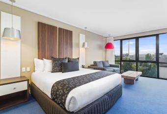 Quality Hotel Taylors Lakes has rooms with a private hot tub