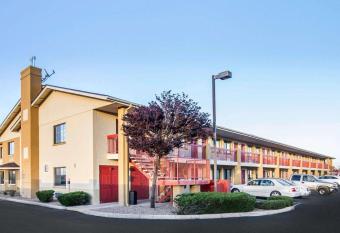 Quality Inn Holbrook allows 18 year olds to book a room