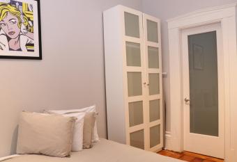 Downtown Beacon Hill, Convenient, Comfy Studio #1 allows 18 year olds to book a room