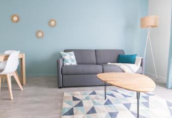 A 2 pas du Palais free parking allows 18 year olds to book a room