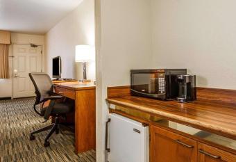 Quality Inn Petaluma - Sonoma has rooms with a private hot tub