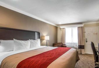 Quality Inn Downey has rooms with a private hot tub