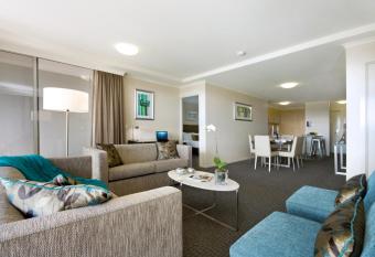 Pacific Suites Canberra has Balcony rooms