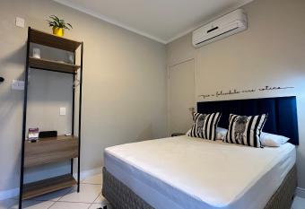 Studio casal com garagem na Praia das Pitangueiras allows 18 year olds to book a room