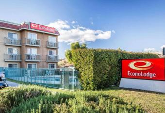 Quality Inn Tracy I-205 has Smoking rooms