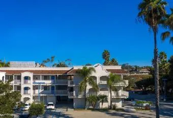 Econo Lodge allows 18 year olds to book a room