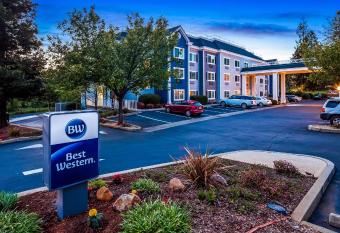 Best Western Paradise Hotel allows 18 year olds to book a room