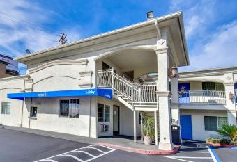 Motel 6 Garden Grove CA has Smoking rooms