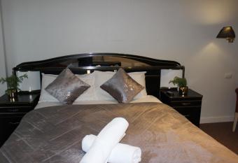 Hume Inn Motel Albury CBD allows 18 year olds to book a room